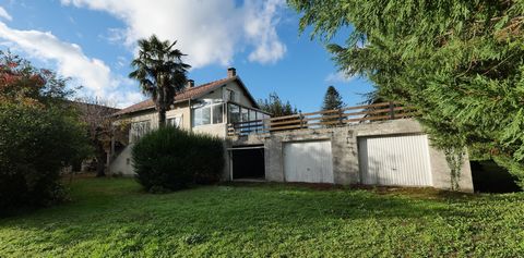 Te koop in het plaatsje Gigny sur Saône op 10 minuten afstand. ten noorden van Tournus, 7 km van Sennecey le Grand, 1 km van de Voie Bleue, een set van twee huizen, een te renoveren (60 m2) en de andere om op te frissen (125 m2) met grote bijgebouwen...