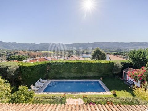 Moradia T5 com 541 m2 de área bruta de construção, vista para a Serra de Sintra, jardim, piscina e garagem, com muita privacidade, inserida num lote de de terreno de 1.485 m2, situada perto de Colares, Sintra. Piso térreo com duas salas de estar com ...