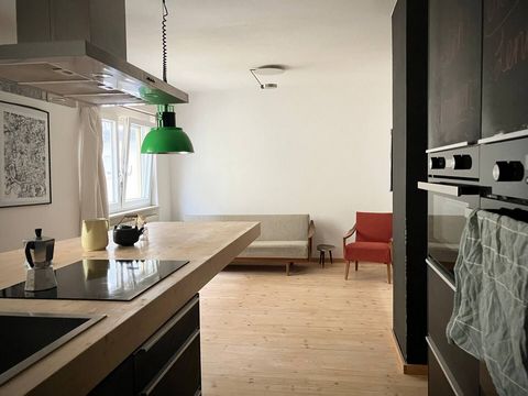 Geschäftsreisende und Stadtentdecker aufgepasst. Genieße ein stilvolles, sonnenverwöhntes Zuhause in zentraler Umgebung. Das Herz der Wohnung, die moderne, vollausgestattete Wohnküche lädt zum gemütlichen Beisammensein ein. Ein zweites, separates Zim...