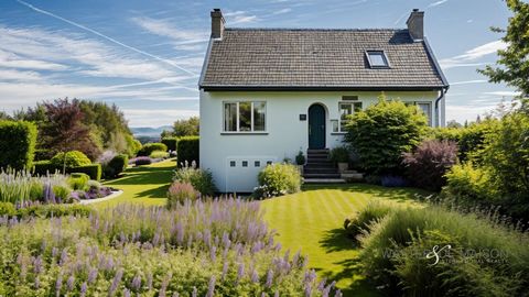 Traditionelles Haus in einer ruhigen Gegend, in der Nähe von Geschäften, Schulen, 2 km von den Stränden entfernt, auf der ersten Ebene gibt es eine Küche, ein schönes Wohnzimmer sehr hell nach Süden mit Balkon, zwei Schlafzimmer, Bad, WC. auf der 1. ...