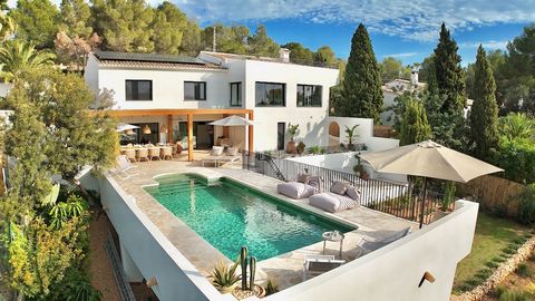 Deze prachtig gerenoveerde villa is een luxueuze en ruime woning, gelegen in de populaire wijk Moraira aan de prachtige Costa Blanca. De villa biedt een perfecte mix van moderne elegantie en mediterrane charme en ligt op een groot perceel, waardoor e...