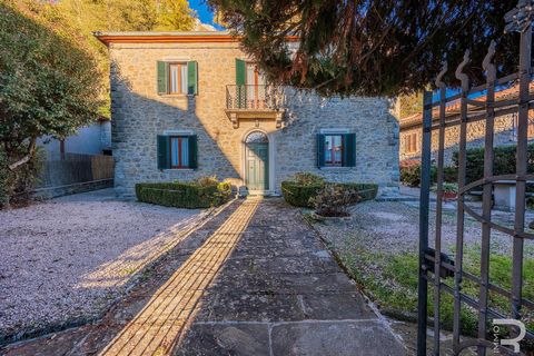 An exceptional rustic house awaits you in the picturesque town of Chiusi della Verna, not far from the lively center. The lively atmosphere of the center of Chiusi della Verna is within walking distance, making this extraordinary property a highly so...