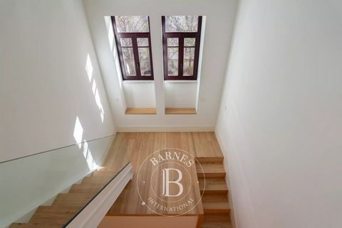 Duplex apartment with one bedroom en suite, part of a new development located in the center of Porto, next to the Mercado do Bolhão. On the first floor of the apartment, there is a room for an office and another living room, which can be converted in...