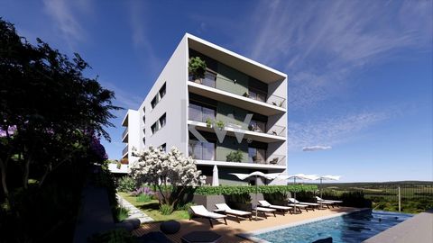 Descubra el equilibrio perfecto entre comodidad, elegancia y calidad de vida en este apartamento de 3 dormitorios ubicado en una excelente urbanización cerrada, en Loures. Características principales: Espacios Generosos: Superficie total 143,75 m² (1...