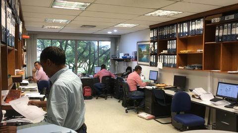 Precio de oportunidad ¡Oficina en Holguines trade Center de 39m² con 2 amplios parqueaderos cada uno de 12 m2, frente a Unicentro! Ideal para tu negocio. Hace parte de un moderno complejo profesional que ofrece varios salones de conferencias, cuenta ...