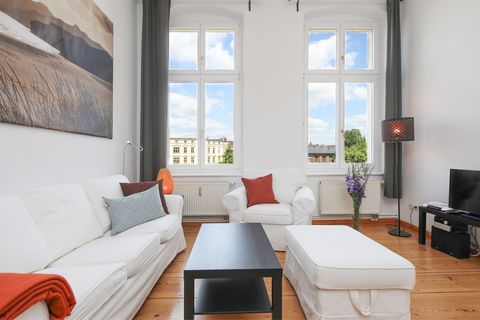 Mitten im Herzen von Berlin liegt diese helle und großzügige 2 Zimmer Altbau-Wohnung, ausgestattet in einer guten Mischung aus Ikea-Style und Antiquitäten. 3D Rundgang ist möglich unter https://my.matterport.com/show/?m=NKBLKAMmCdm Das Wohnzimmer ver...