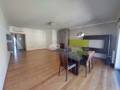 3 bedroom apartment in the city center with parking for 2 cars, storage room and balconies with excellent views. Living room with fireplace and wood burning stove, fitted kitchen with hob, oven and extractor fan, washing machine and dryer, dishwasher...