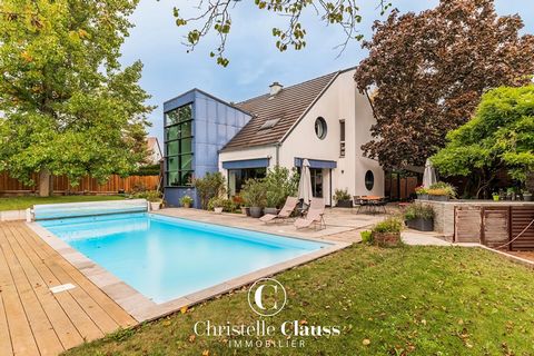 Come and discover in your Christelle Clauss Marlenheim agency this superb architect's house of 200 m2 on a plot of 687 m2. Ideally located in a quiet area, close to amenities and schools, only 20 minutes from Strasbourg. You will be seduced by this h...