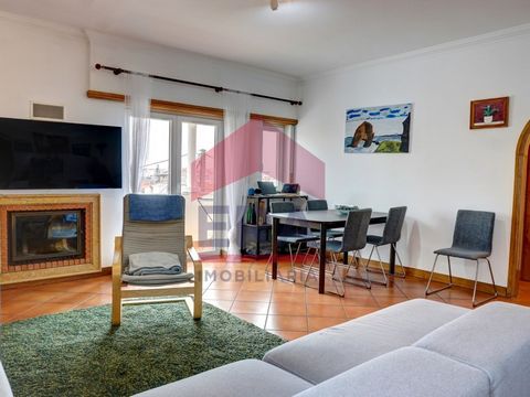 2 bedroom duplex apartment in Santa Cruz. Comprising a lower floor with a living room with access to a balcony, equipped kitchen and a bathroom and an upper floor with 2 bedrooms with access to a balcony and a full bathroom. Apartment with plenty of ...