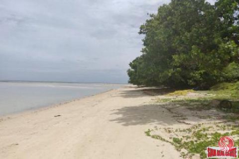 A great opportunity to purchase 3 rai (5,388sqm) of Koh Samui beachfront land for sale with a 52 meter beach frontage in Hua Thanon, an unspoilt and natural area of the island, located near prestigious resorts. The land is easily accessed by a concre...