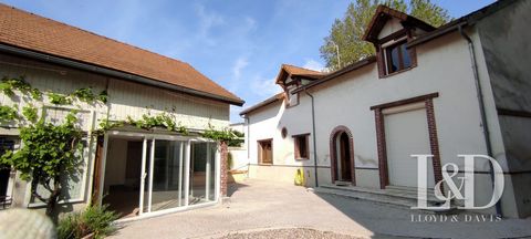 Investoren, genießen Sie Mieteinnahmen mit dieser alten Schmiede, die zu einem Haus mit Charakter restauriert wurde und sich im Herzen von Sens, in der Yonne, befindet! In einer ruhigen, begehrten Wohngegend setzt sich diese ehemalige Schmiede von 22...