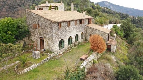 Located in the heart of nature at 45 min from NICE, this magnificent restored sheepfold of 360 m2 of living space built on a property of more than 14,5 ha you will succumb to the charm of its vaulted living room classified as 