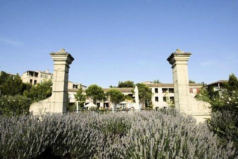 Een groene omgeving gelegen tussen Avignon en Aix-en-Provence, een prachtig watergebied en talrijke activiteiten voor het hele gezin: dit zijn de drie schokkende troeven van Hôtel du Golf de Pont Royal.  Je verblijft in privé-appartementen verdeeld o...