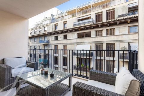 This tastefully reformed apartment is located in the oldtown of Palma. It was completely reformed with high quality materials in 2019. The living area of 158m2 is distributed on 4 bedrooms, 3 bathrooms and an open living and dining area with open kit...