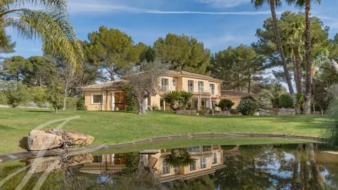 Adresse très exclusive à Mougins, dans un domaine privé et fermé, à deux pas des commerces et à proximité de golfs de renom et des plages de Cannes. Cette villa d'environ 500 m² offre des espaces très généreux, tous conçus pour laisser entrer la lumi...