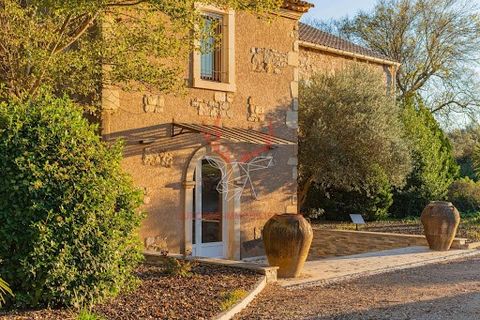 The Dufossé Immobilier agency offers you in co-exclusivity a magnificent property spanning over 16 hectares, consisting of a real estate complex, beautiful equestrian facilities, a vineyard, and olive trees. The main house with a living area of 566 m...