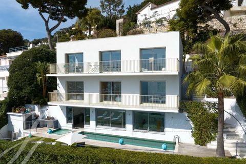 John Taylor vi offre in vendita una villa con molti beni. Innanzitutto, apprezzerete la vista panoramica sul Mar Mediterraneo e la sua posizione, a soli 5 minuti dalla spiaggia, in una zona molto tranquilla e vicina ai negozi di Beaulieu-sur-Mer. Que...