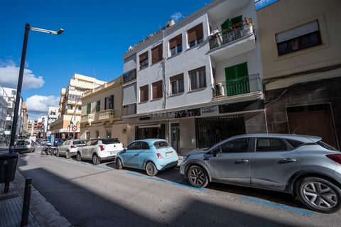 Opportunity for investors in the heart of Ibiza! THE FLAT IS RENTED UNTIL THE END OF 2025 FOR 750 PER MONTH! Charming 3-bedroom, 1-bathroom flat for sale, ideal for enjoying the vibrant island life. With a total surface area of 70 m², this cosy home ...