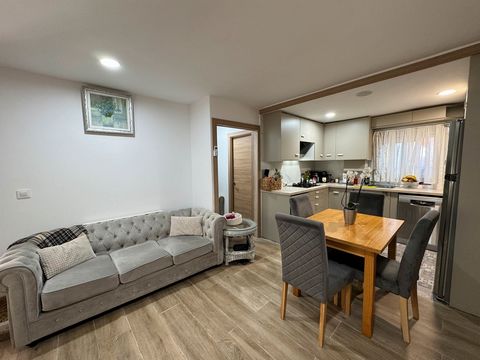 Cómoda planta baja completamente reformada y muy bien aprovechada. En sus 50m2 tenemos un comedor que hace de distribuidor de la casa, con una bonita y moderna cocina abierta al salón y desde el comedor accedemos a las 3 habitaciones dobles, a un tra...