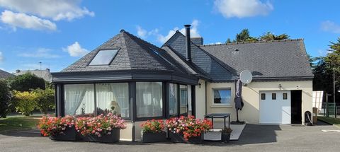 Te koop, PAIMPOL, op minder dan 1 km van de haven, het stadscentrum en winkels, prachtig eigentijds gelijkvloers huis gebouwd op een perceel van 1008 m2. Het bestaat uit een inkomhal die leidt naar een grote en lichte woonkamer met open ingerichte ke...