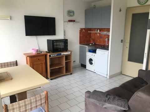 La Grande Motte , secteur du couchant , dans une résidence de standing avec piscine , studio cabine (à l'entrée ) et un coin nuit indépendant , superbe vue sur l'arrière pays , place de parking privative , idéal pour un investissement locatif. Featur...