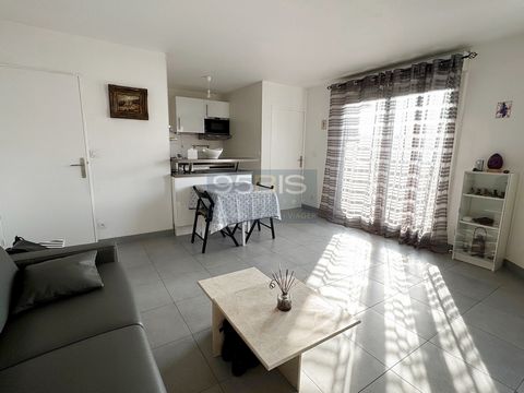 OCCUPIED FORWARD SALE. The seller can stay in his home for the rest of his life. In a recent building (year 2000), T2 apartment of 44 m2. Its location is ideal, close to the Jean Macé metro station and the EM Lyon Business School. The apartment has b...