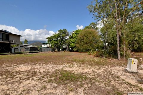 Dieses ca. 800m2 große Grundstück befindet sich gegenüber dem Coral Sea Memorial Park und der Strandpromenade. Diese Unterkunft befindet sich in Cardwell, nur etwa 2,5 Kilometer vom Hauptgeschäftsviertel der Stadt entfernt. Bauen Sie das Haus Ihrer T...