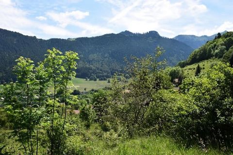 Dit ruime, onlangs gerenoveerde appartement van 70 m², gelegen op de begane grond van een chalet in Saint-Paul en Chablais, biedt comfortabel plaats aan maximaal zes gasten. Het beschikt over twee slaapkamers: één met een tweepersoonsbed en een aangr...