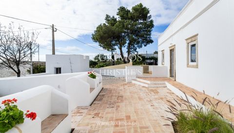 Esta propiedad de 2+1 dormitorios y una sola planta , recientemente renovada , ofrece una fusión perfecta de comodidad y modernidad , situada en Santa Bárbara de Nexe, en el Algarve. La casa principal cuenta con una cocina abierta y sala de estar , c...