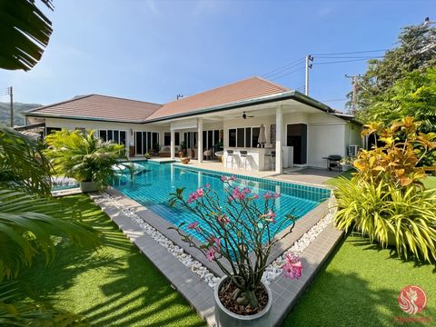 Wir stellen eine atemberaubende Poolvilla mit 3 Schlafzimmern und 4 Bädern vor, die sich in einem der begehrtesten Viertel von Hua Hin befindet. Dieses außergewöhnliche Anwesen verkörpert eine perfekte Verschmelzung von Luxus, Stil und Komfort und bi...