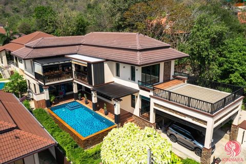 Diese atemberaubende Poolvilla mit 5 Schlafzimmern befindet sich nur 2-3 Autominuten vom Zentrum von Hua Hin entfernt. Es befindet sich in einer gut etablierten und sicheren Wohnanlage und bietet eine erstklassige Lage mit atemberaubender Aussicht vo...