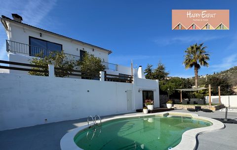 Haus in Can Suria, im GarrafPark in der Natur mit großem Pool, flachem Garten und herrlichem Blick auf die Berge. Genießen Sie die Sonne rund um das Haus, 360 Grad. Das Erdgeschoss verfügt über ein geräumiges Wohn und Esszimmer mit einem VintageHolzo...