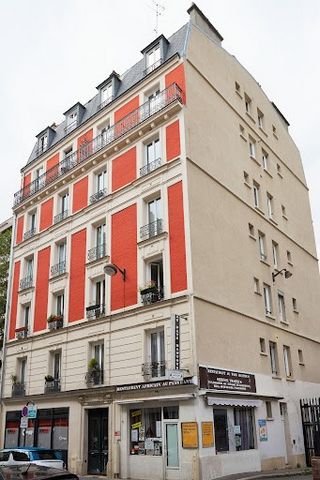 Rue Marcadet, en un edificio construido en 1900, en el sexto y último piso con ascensor, este apartamento con una superficie de unos 32,5 m2 con orientación NORESTE se compone de una entrada, una sala de estar de 13 m2, un dormitorio, una cocina inde...