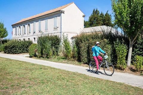 Pause and listen. There is no car noise here, only the sound of the waves. What happiness! Steeped in history, the Résidence Pierre & Holidays The Fort de la Rade*** is an old renovated building built within a fortified enclosure on the Ile d'Aix. Th...