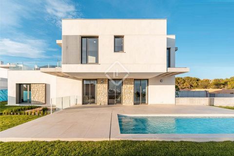 Esta villa moderna se sitúa en una ubicación privilegiada, en el entorno envidiable de Finestrat, y ofrece vistas impresionantes. Consta de tres dormitorios, con 277 m² construidos. Al acceder a la vivienda, la planta principal desvela un diseño exqu...