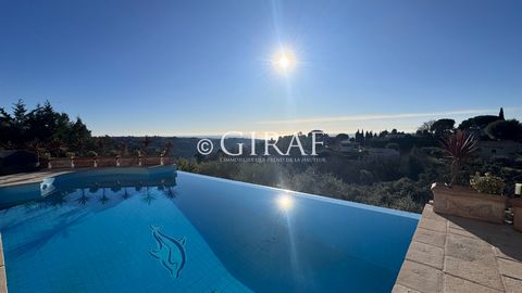 Eingebettet im Herzen einer privaten und beliebten Gegend von Saint-Paul de Vence bietet diese herrliche provenzalische Villa einen atemberaubenden Meerblick und ein außergewöhnliches Wohnumfeld. Erbaut am Ende einer Sackgasse in einem Wohngebiet, ge...