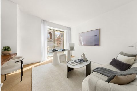 Moderne, große, elegante Eigentumswohnung von fast 4000 m² und 5 Schlafzimmern in einer oberen Etage in erstklassiger Lage an der Upper East Side Wir stellen eine große, moderne Maisonette mit 5 Schlafzimmern und klassischer Eleganz vor, die sich auf...