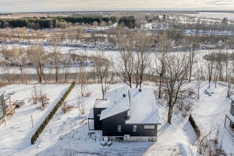 Pour investissement ou usage personnel, situé sur le Domaine Grandbois ! Magnifique chalet clé en main construit en 2021 actuellement en location sur Airbnb, borné par la rivière Sainte-Anne, il est vendu tout meublé et tout équipé, offrant un excell...