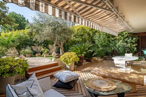 A little jewel, nestled in greenery, in absolute peace and quiet, in one of Marseille's most sought-after residences. This magnificent garden-level duplex apartment (approx. 174 m2) has been tastefully renovated to resemble a house with its own 53 m2...