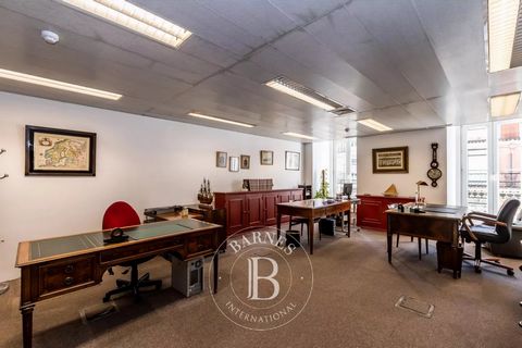 Office very well-located in a central area of Lisbon's Chiado district. With excellent access and a wide range of shops, services, restaurants and transport on the doorstep. Features: - Lift