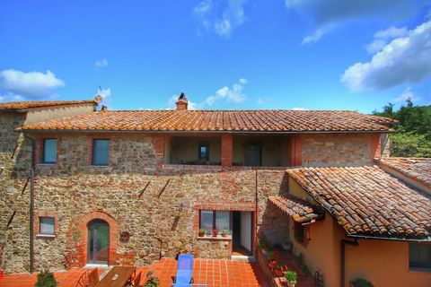 Diese herrliche Ferienwohnung liegt auf einem Landgut in der Toskana mit in dem vielleicht bekanntesten Tal der Tosakana, dem Val d’ Orcia. Sie gelangen über eine Treppe von der Terrasse neben dam Haus aus nach oben, wo Sie sich eine Loggia mit der N...