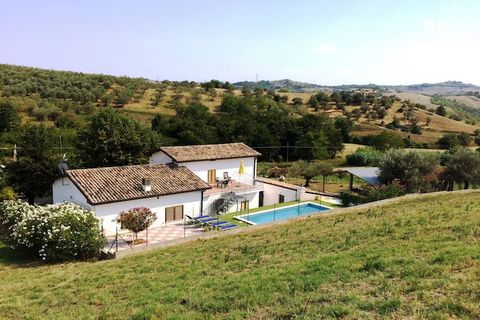 Ubicado en Picciano, esta es una casa de vacaciones de 3 dormitorios, escondida entre los olivares en medio de las colinas del Abruzzo. La casa de vacaciones tiene una piscina privada para refrescarse después de una larga exposición al día o al sol. ...