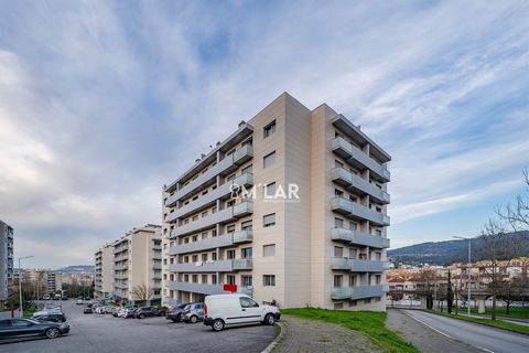 Appartamento con 2+1 camere da letto a Fraião, Braga Proprietà situata in una delle zone con la maggiore domanda e valore aggiunto nella città di Braga. Questo fantastico appartamento con 2+1 camere da letto, situato a Fraião, in un vicolo cieco, com...