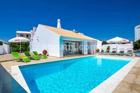 Magnificent detached villa with four bedrooms. Set on a plot of 770 m2, this villa is located in a prime area of ??Albufeira just 450 m from the beach. Comprising a spacious living- and dining room with fireplace, an open plan kitchen, four bedrooms,...