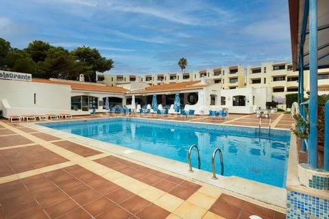 Estupendo estudio en venta en Albufeira con vistas panorámicas a la ciudad y al mar. Este piso ha sido renovado y consta de cocina americana, salón, baño y balcón orientado al sur. El condominio cuenta con agradables zonas verdes, pistas de tenis, pi...