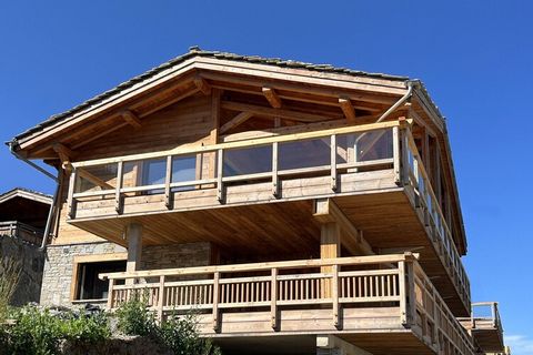 Dieses charmante Chalet bietet bequem Platz für bis zu 14 Gäste und ist mit zahlreichen Annehmlichkeiten ausgestattet, um einen erholsamen Aufenthalt zu gewährleisten. Das Chalet verfügt über mehrere gemütliche Schlafzimmer und Badezimmer sowie koste...