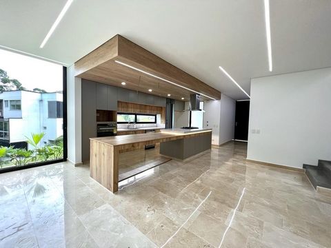 Hermosa casa campestre de 3 niveles, remodelada lista para estrenar. Tiene 460 m2 más 58 m2 de deck, en total son 3 pisos muy bien distribuidos con iluminación natural y muchos espacios para compartir. En total son 4 habitaciones todas con baño y bal...