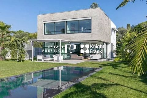 Beautiful newly-built contemporary property with a sea view from a large rooftop terrace. On the West side of Cap d'Antibes and only few minutes walk from the beaches this villa offering an open space living room with sliding bow-windows opening onto...