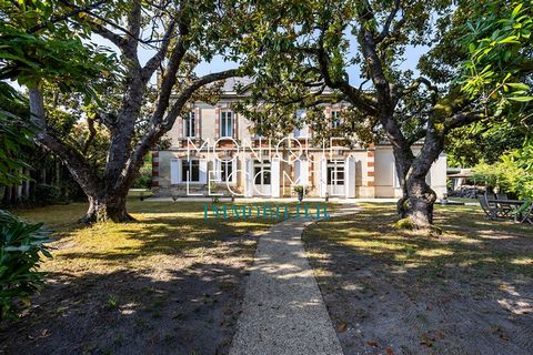 BORDEAUX CAUDERAN, the Monique Lecomte real estate agency offers for sale this beautiful stone house of 210m2 on a wooded plot of 1220m2, located in the Orangers district. It consists on the ground floor of an entrance, a living room of 49m2 facing s...