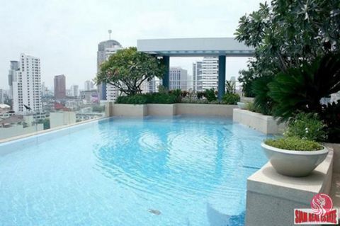 A two bedroom condo is for sale in a high rise condo built by Sansiri, a well known developer. It is located in a nice residential neighborhood and has easy access to both Petchaburi and Sukhumvit Road. The unit is very well maintained and newly refu...